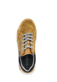 Geel suède sneaker met geperforeerde details, grijze veters, zijrits en zwarte stoffen voering, met een witte buitenzool en logo.