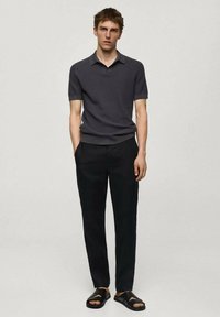 Mango Chino hlače - black
