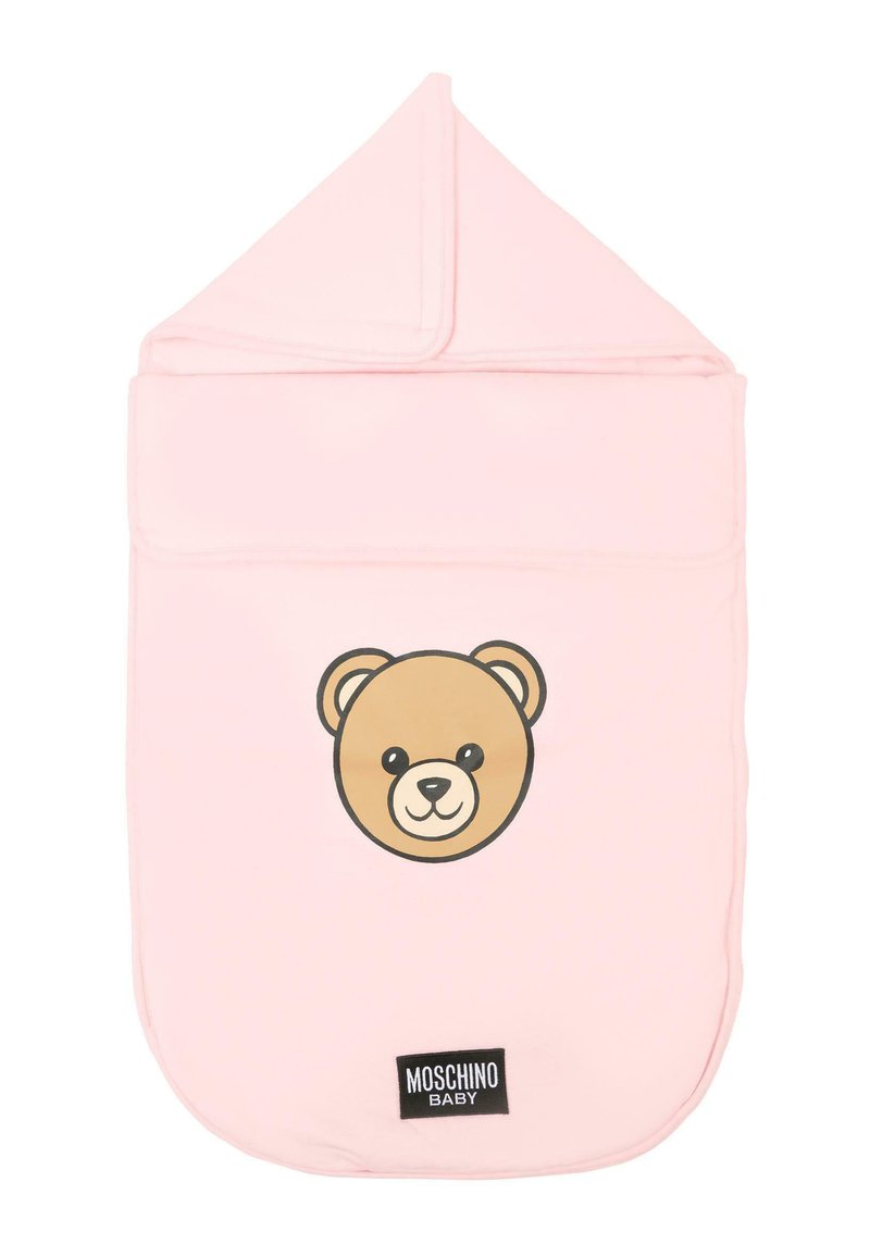 Roze babywikkel met een capuchon en een berengezichtontwerp in bruin, met een zwart Moschino Baby-logo aan de onderkant. Zachte stoftextuur.