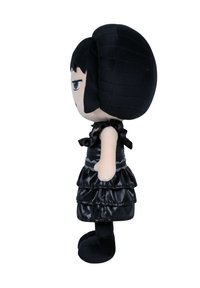 Poupée en peluche noire avec une coiffure ronde texturée, portant une robe noire en satin à volants superposés, ornée d'accents froncés, et des chaussures plates noires.