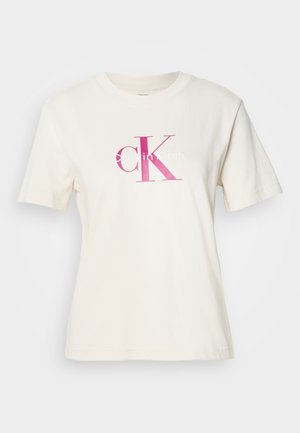 Krēmkrāsas kokvilnas T-krekls ar lielu rozā "CK" logo un tekstu "calvinKlein" zem tā. Klasiska apaļa apkakle un īsas piedurknes.