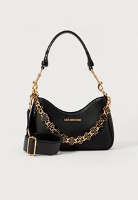 Musta tekonahkainen käsilaukku kultaisen sävyisillä metalliosilla, jossa on ketjuhihna, jossa lukee "LOVE MOSCHINO", sekä säädettävä olkahihna.