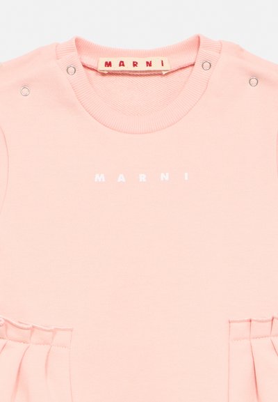 Hele roosa Marni pusa ümmarguse kaelusega, õlgadel trukid, rinnal logo tekst ja alumises osas kogutud tasku detailid.