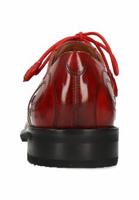 Rode leren schoen met een glanzende afwerking, ronde neus, vetersluiting en een zwarte zool. Bevat stikselaccenten en textuurdetails.