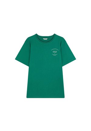Groene katoenen T-shirt met korte mouwen, ronde halslijn en een kleine witte logo-tekst aan de linkerkant. Zachte textuur en een ontspannen pasvorm.