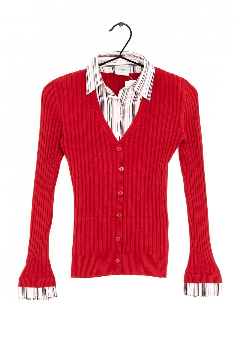 Cardigan rosso a coste con scollatura a V, chiusura frontale con bottoni e maniche lunghe, caratterizzato da un colletto e polsini a righe.