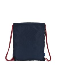 Sac en tissu bleu marine avec cordon et sangle rouges. Texture lisse, forme rectangulaire, avec une fermeture éclair en haut, design minimal.