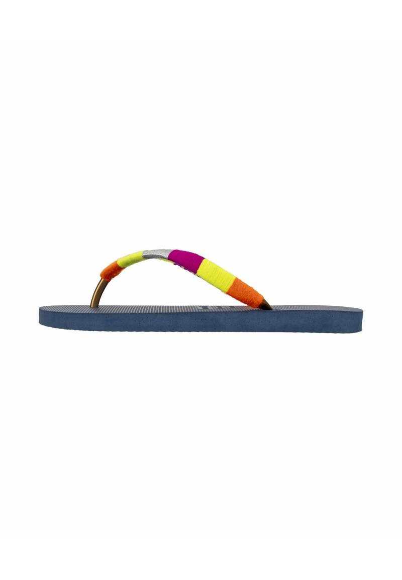 Tongs avec une semelle en caoutchouc bleu, bande en tissu multicolore avec des accents orange, rose, jaune et argent, design plat.