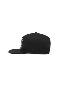 Fekete snapback sapka lapos karimával, elülső grafikával és oldalsó szellőzőlyukakkal. Klasszikus anyag és forma.