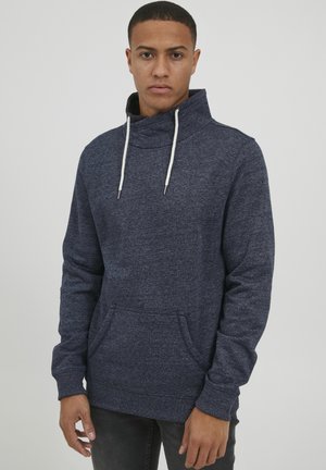 Granatowy polarowy hoodie z wysokim kołnierzem, sznurkami i kieszenią na przodzie. Posiada ściągacze przy mankietach i u dołu dla lepszego dopasowania.