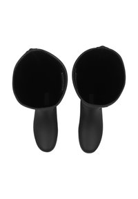 Mustat kumisaappaat, joissa on sileä pinta, pyöreät kärjet ja leveät aukot. Sisäpuoli on vuorattu kankaalla, yksinkertaisin yksityiskohdin.