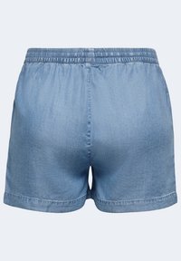 Lichtblauwe denimshorts met een elastische tailleband, zichtbare achterkantnaad en korte zoom tegen een effen lichte achtergrond.