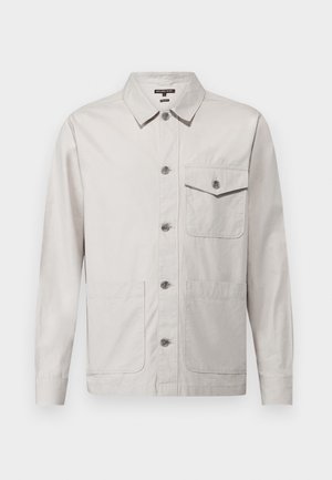 Lys grå jakke laget av bomull, med knappelukking foran, spiss krage og to frontlommer med en brystlomme.