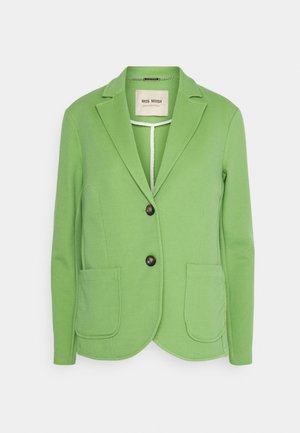 Blazer vert en tissu doux. Présente un col cranté, deux poches avant et deux boutons marron. Design minimaliste avec des lignes épurées.