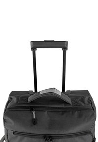 Bolsa de viaje negra con ruedas y asa telescópica, con un bolsillo con cremallera y una resistente agarradera superior. Material de poliéster texturizado.