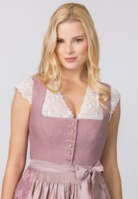 Rosa Leinenkleid mit kurzen Spitzenärmeln, quadratischem Ausschnitt, fünf Knopfverschluss und einem Taillenzug aus Satinband. Rock mit Blumenmuster.