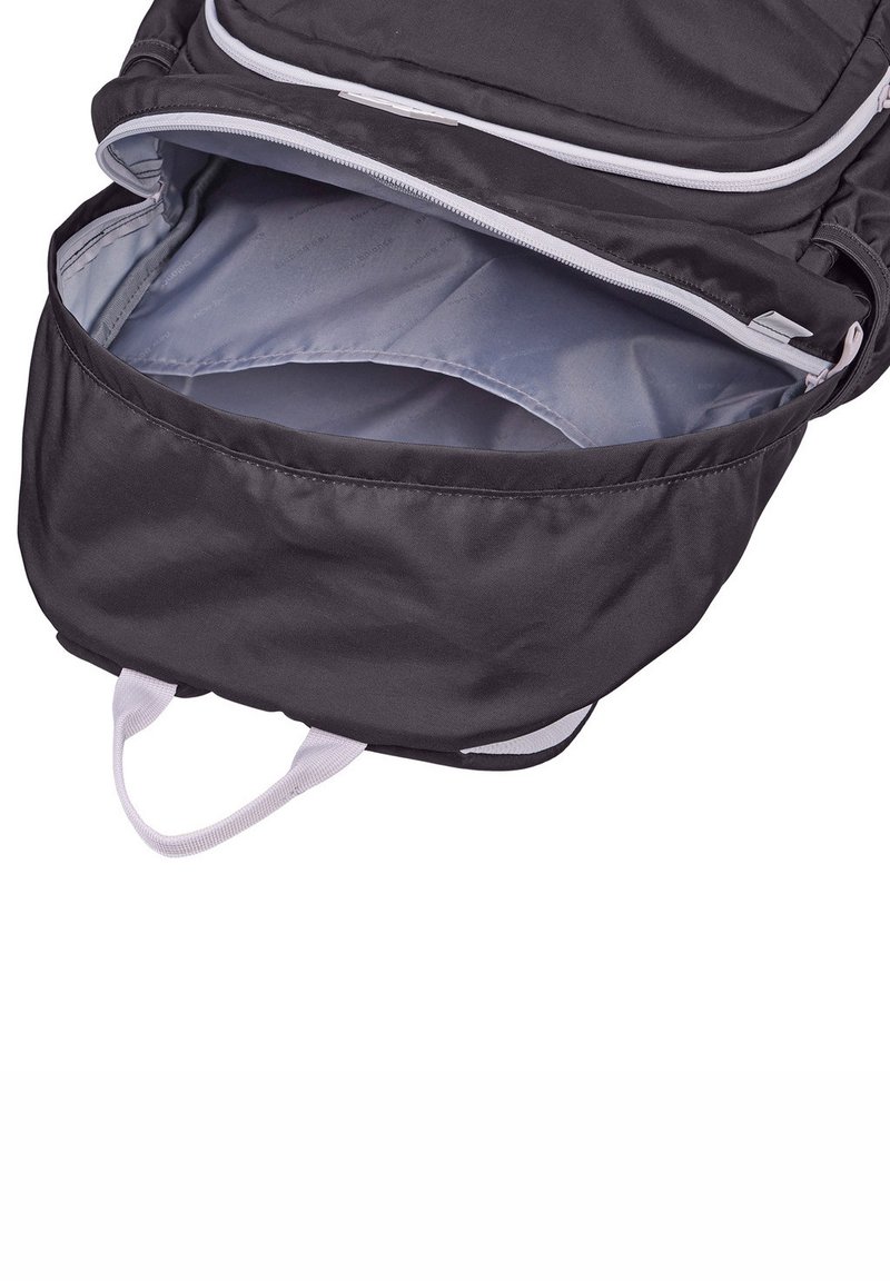 Schwarzer Rucksack aus Stoff mit Reißverschlussöffnung, weißem Innenfutter und Tragegriff. Verfügt über eine strukturierte Außenseite.