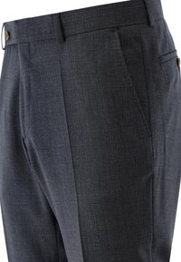 Grau gemusterte Hose aus strukturiertem Stoff, mit flachem Frontschnitt, seitlichen Taschen und einem Knopfverschluss am Bund.