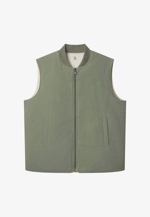 Grünes ärmelloses Vest mit hohem Kragen, Frontreißverschluss, zwei Seitentaschen und glatter Textur. Innenfutter aus kontrastierendem Stoff.