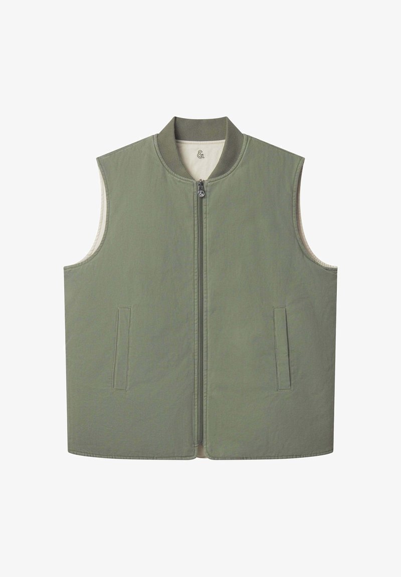 Grünes ärmelloses Vest mit hohem Kragen, Frontreißverschluss, zwei Seitentaschen und glatter Textur. Innenfutter aus kontrastierendem Stoff.
