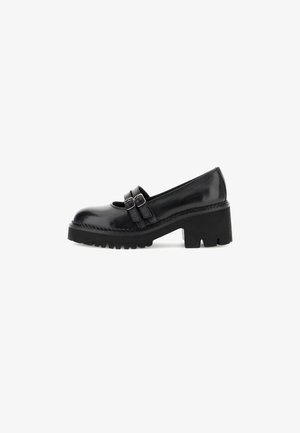 Zapato negro de cuero con tacón bloque y punta redonda, que presenta dos correas decorativas y una suela texturizada para mayor agarre.