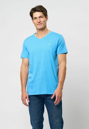 Blauwe katoenen t-shirt met een V-hals en korte mouwen, met een klein groen logo op de linkerkant van de borst en een relaxte pasvorm.