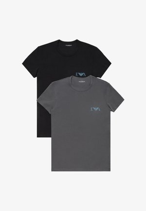 Două tricouri cu mânecă scurtă și guler rotund, unul negru și unul gri, fiecare având un mic logo albastru deschis pe pieptul stâng.