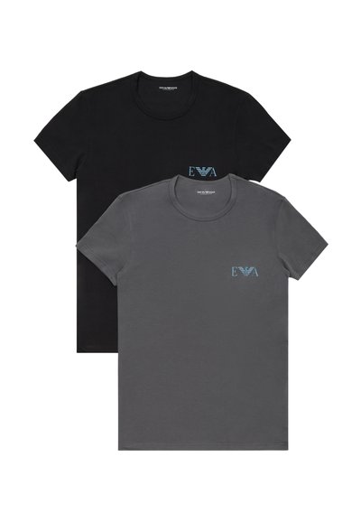 Dve tričká s krátkym rukávom a okrúhlym výstrihom, jedno čierne a jedno sivé, každé s malým svetlomodrým logom na ľavej strane hrude.