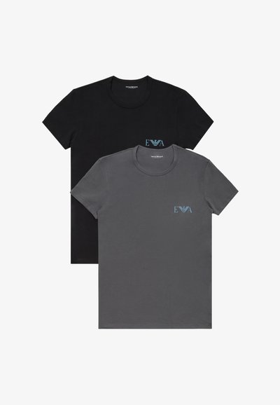 Dve tričká s krátkym rukávom a okrúhlym výstrihom, jedno čierne a jedno sivé, každé s malým svetlomodrým logom na ľavej strane hrude.