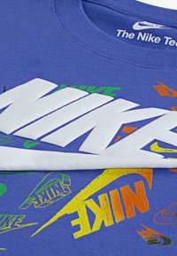 Nike Sportswear CLUB REVEALED - Triko s potiskem - comet blue