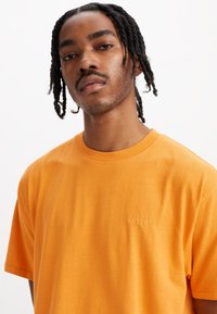 Levi's® RED TAB™ VINTAGE TEE - Tricou basic - autumn blaze