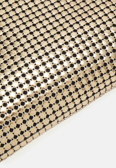 Tissu en maille métallique en or et noir, présentant des formes hexagonales avec une finition réfléchissante, créant une surface texturée.