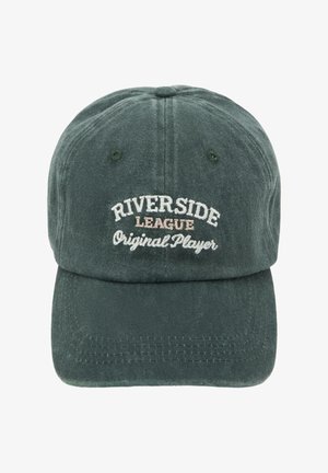 Cappellino da baseball verde scuro con testo ricamato "RIVERSIDE LEAGUE Original Player" al centro frontale.