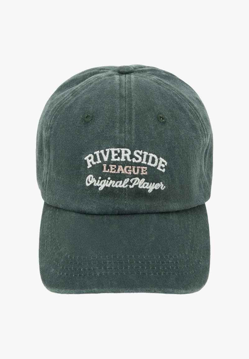 Dunkelgrüne Baseballkappe mit gesticktem Text "RIVERSIDE LEAGUE Original Player" auf der Vorderseite in der Mitte.