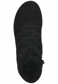 Bottine noire en suède avec une surface texturée. Dotée d'un système de laçage et d'une fermeture éclair sur le côté pour un accès facile.