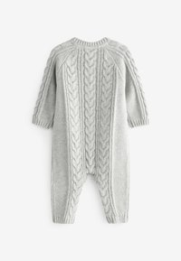Mono gris de punto con patrón de trenzas, puños acanalados y escote redondo. Textura suave con un ajuste holgado para mayor comodidad.
