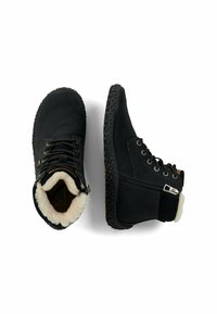 Zwarte winterlaarzen hebben een bovenwerk van suede, een voering van nepbont, een gestructureerde rubberen zool, een vetersluiting aan de voorkant en een zijrits voor gemakkelijke aantrekking.