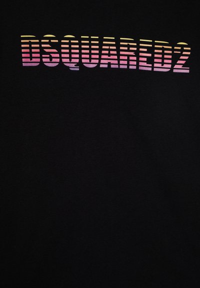 T-shirt nera con testo audace e sfumate che legge "DSQUARED2" in tonalità di rosa e giallo, stampato su una superficie di tessuto liscia.