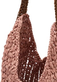 Háčekovaný sáček v jemné růžové barvě s otevřeným vzorem. Obsahuje hnědé pletené úchyty. Texturovaný povrch s pečlivými švy.