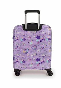 Valigia rigida viola con motivo a griglia, caratterizzata da illustrazioni colorate di accessori, pattini e testo. Manico estensibile e ruote.