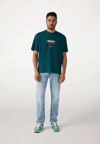 Guess IMPRIMÉ LOGO - Camiseta estampada - vert