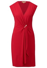Robe sans manches rouge avec un décolleté en V, détail de taille froncée et accent doré. Fabriquée à partir d'un tissu lisse et extensible, design mi-long.
