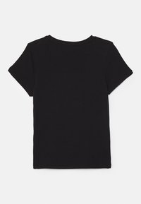 Schwarzes T-Shirt mit kurzen Ärmeln, Rundhalsausschnitt und einem glatten, weichen Baumwollstoff. Das Design ist minimalistisch ohne Muster oder Akzente.