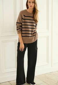 Next - CREW NECK - Strickpullover - camel brown stripe Thumbnail-Bild 1