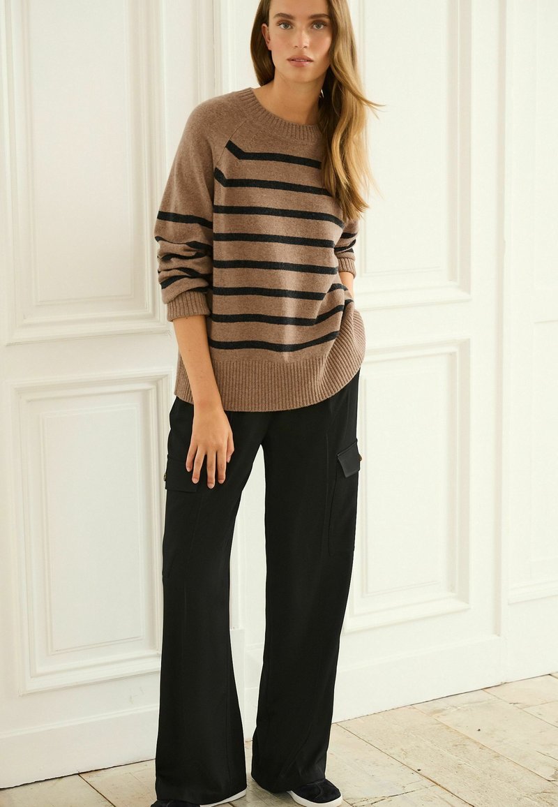 Next - CREW NECK - Strickpullover - camel brown stripe, Vergrößern