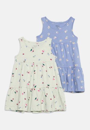 Deux robes sans manches pour tout-petit, une vert clair avec des imprimés de fées et de fleurs, une lavande avec de petits motifs floraux, toutes deux avec des jupes à volants.