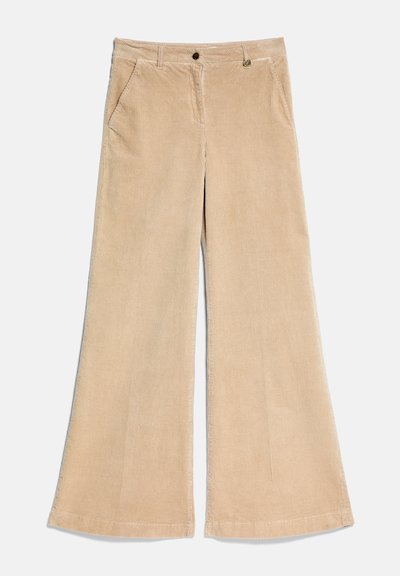 Pantalon large en velours côtelé beige avec poches avant, passants pour ceinture, fermeture par bouton et braguette zippée.