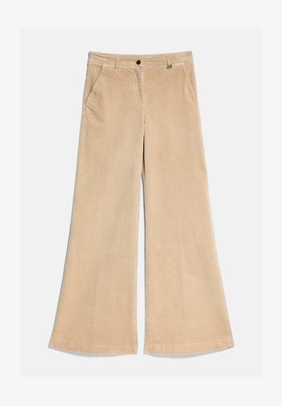 Pantalon large en velours côtelé beige avec poches avant, passants pour ceinture, fermeture par bouton et braguette zippée.