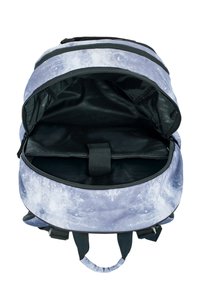 Zaino con un design celestiale in tonalità di blu e grigio. Caratterizzato da un interno nero, spallacci regolabili e una tasca frontale con zip.