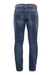 Jean en denim bleu foncé avec une coupe Slim, comportant une ceinture avec un patch en cuir, deux poches arrière et des détails légèrement distressés.